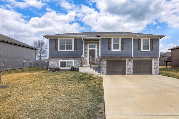 $345,000 | 905 Southwest Chickadee Drive, Oak Grove, MO 64075