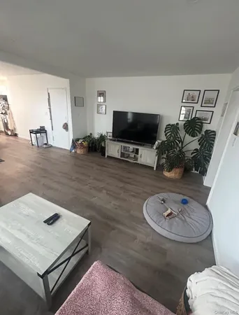 $2,900 | 555 West Broadway, Unit 2E, Long Beach, NY 11561