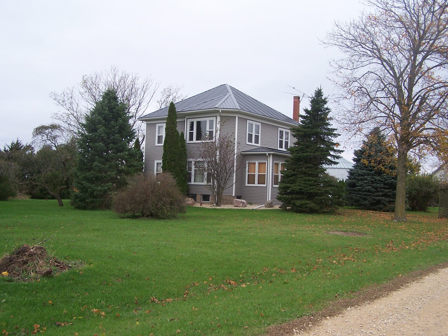 4045 East 22nd Road Serena, IL 60549 - Photo 5 of 31 a view of a house with a yard
