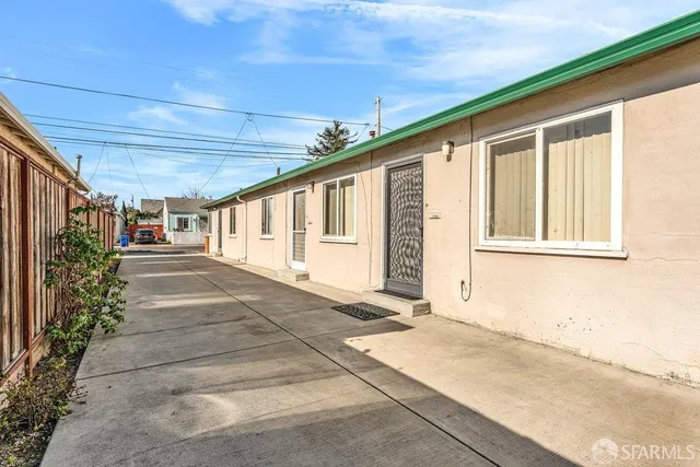 a view of a house with a backyard