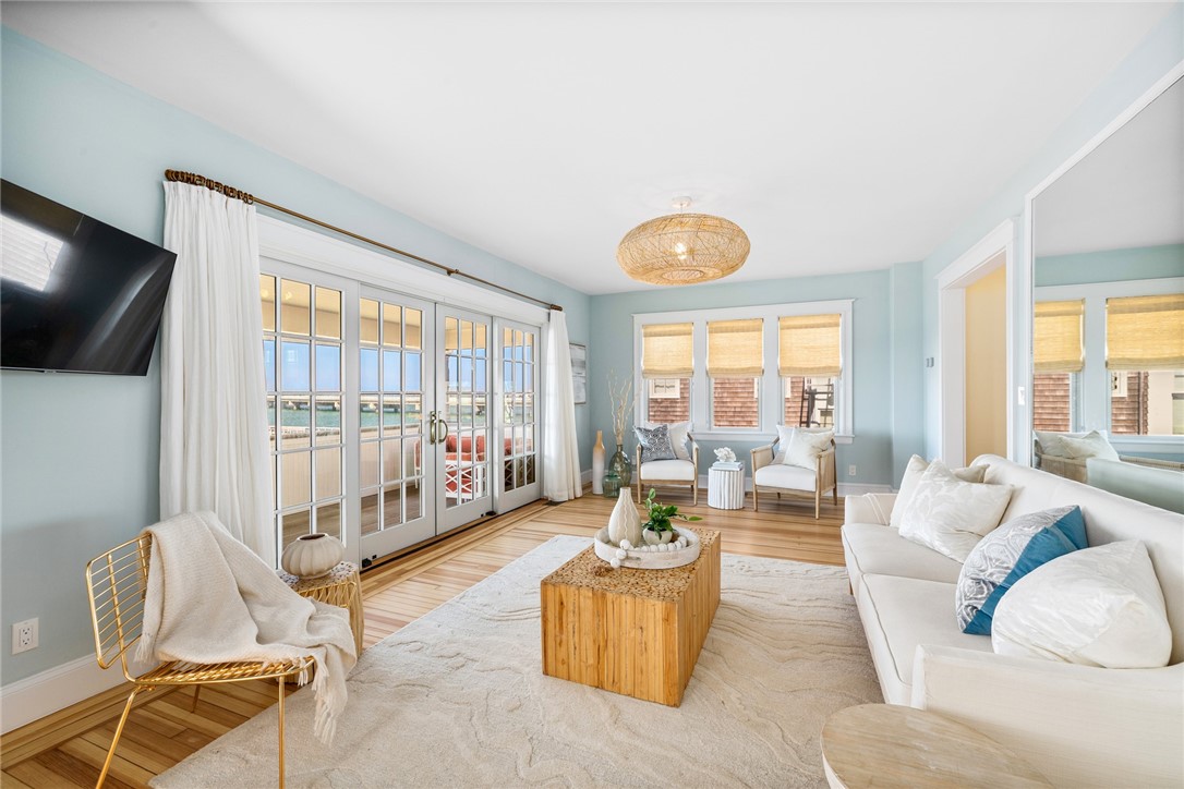 115 Washington Street Newport, RI 02840 - Photo 11 of 50 Living Room