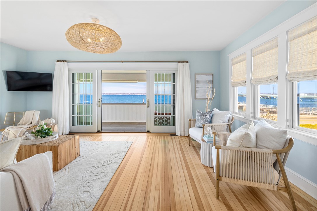 115 Washington Street Newport, RI 02840 - Photo 8 of 50 Living Room