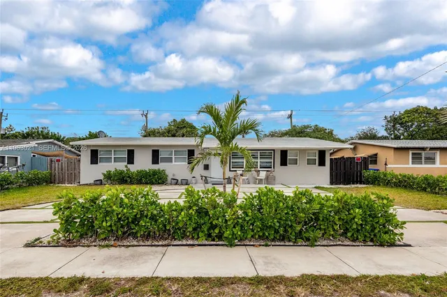 $680,000 | 200 Southwest 69th Terrace, Pembroke Pines, FL 33023