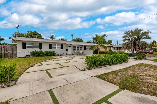 $680,000 | 200 Southwest 69th Terrace, Pembroke Pines, FL 33023