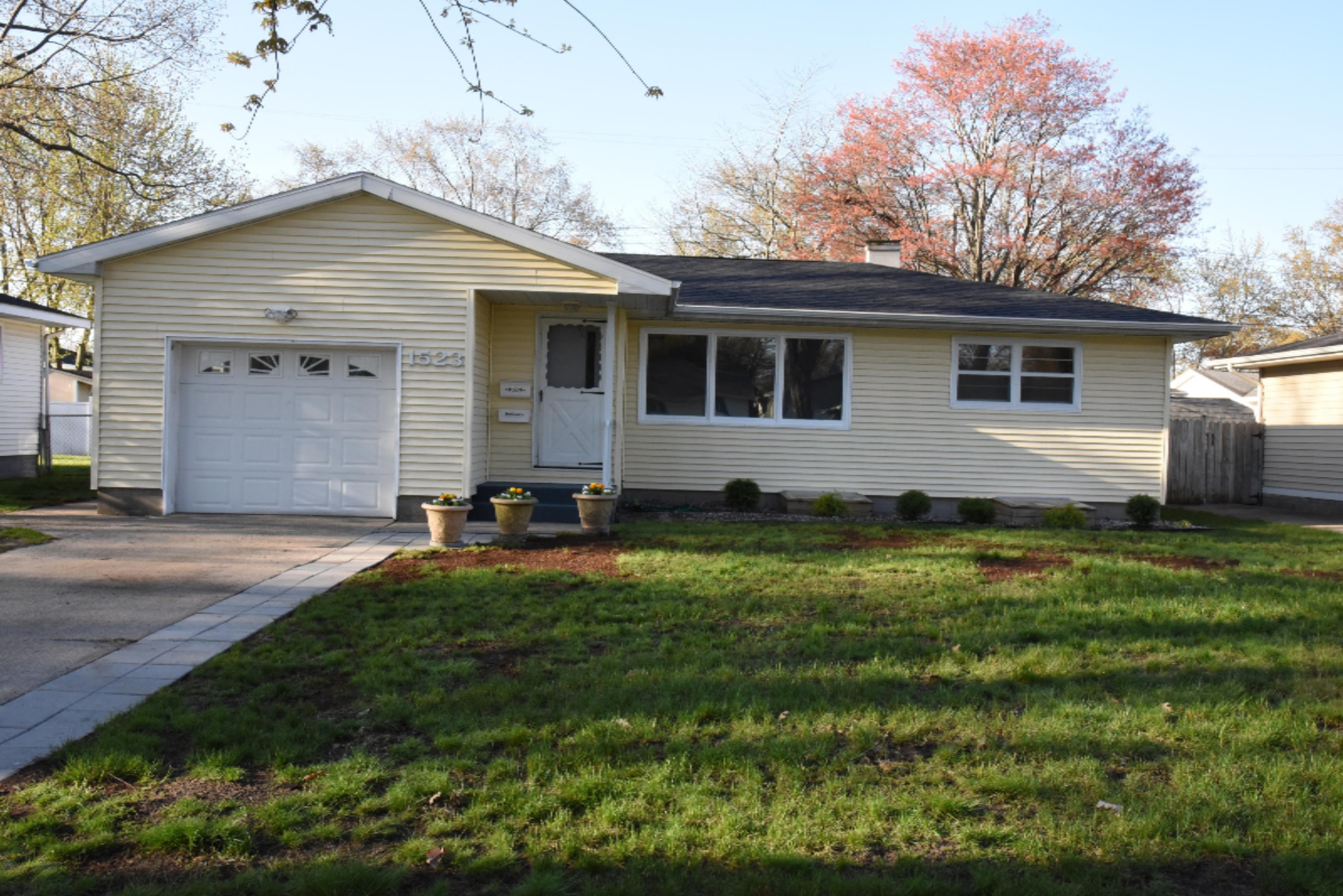 1523 Greenwich Road Muskegon, MI 49441 - Photo 1 of 23 DSC_0706