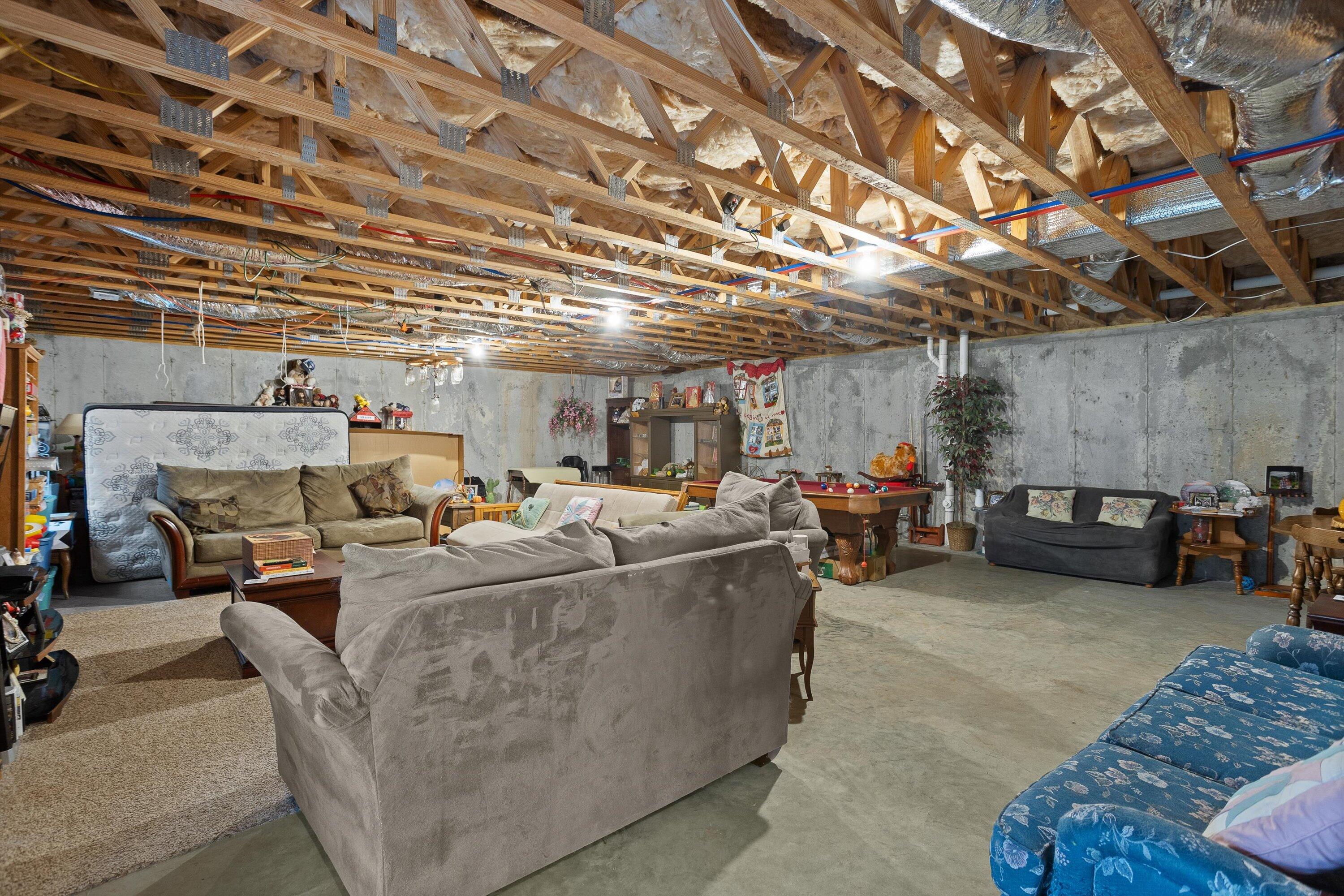 4348 Stewartsville Road Moneta, VA 24121 - Photo 20 of 29 a living room with furniture