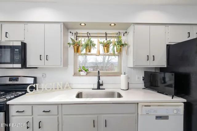 $420,000 | 7604 Berkshire Boulevard, Powell, TN 37849