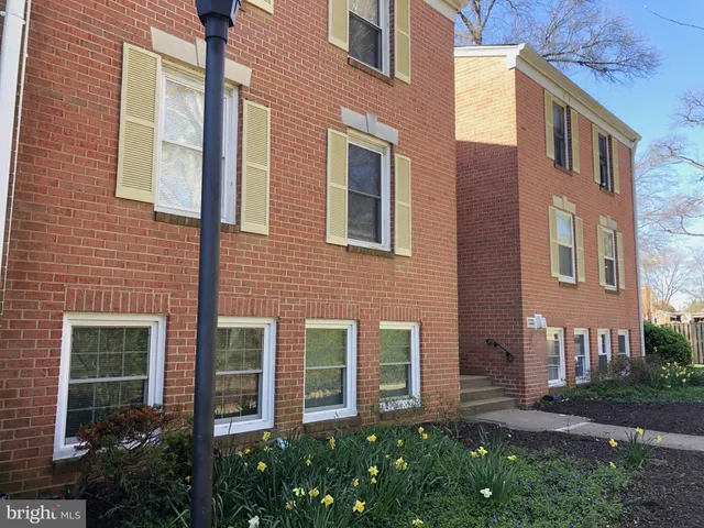 $1,850 | 884 Quince Orchard Boulevard, Unit T2, Gaithersburg, MD 20878