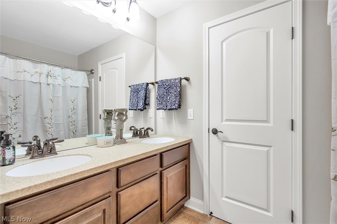 7520 Mystic Ridge Road Chagrin Falls, OH 44023 - Photo 25 of 35 JACK & JILL BATH W/ DOUBLE VANITIES