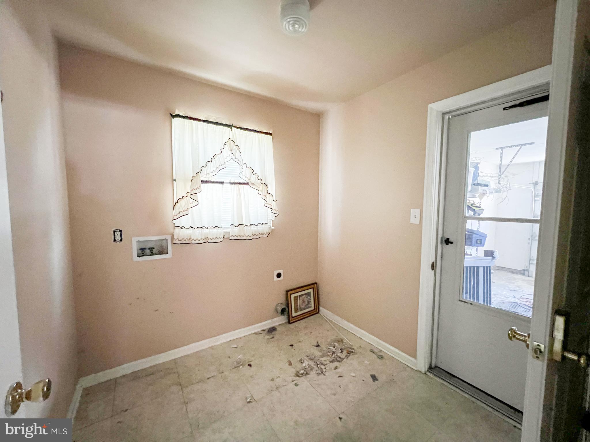 214 Mt Vernon Drive Bear, DE 19701 - Photo 14 of 44 a view of a small space with wooden floor and a window
