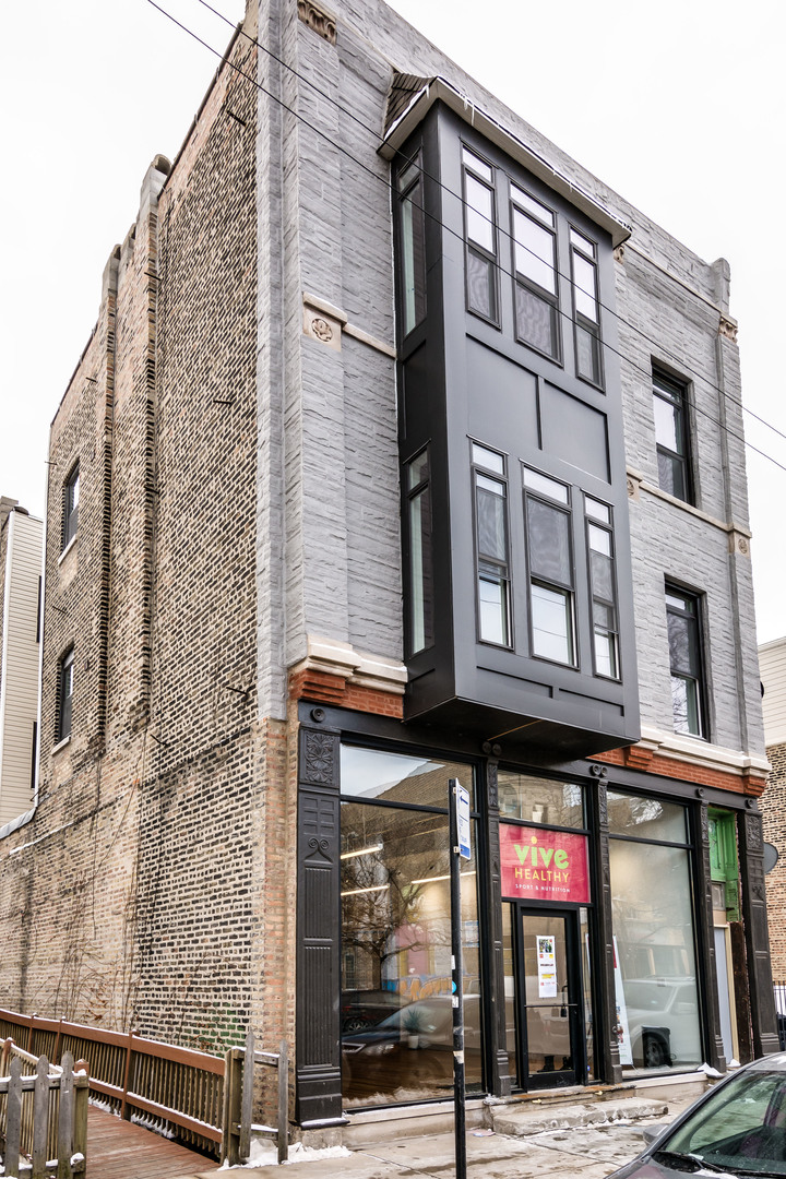 965 West 18th Street Chicago, IL 60608 - Photo 2 of 46 a front view of multi story residential apartment building