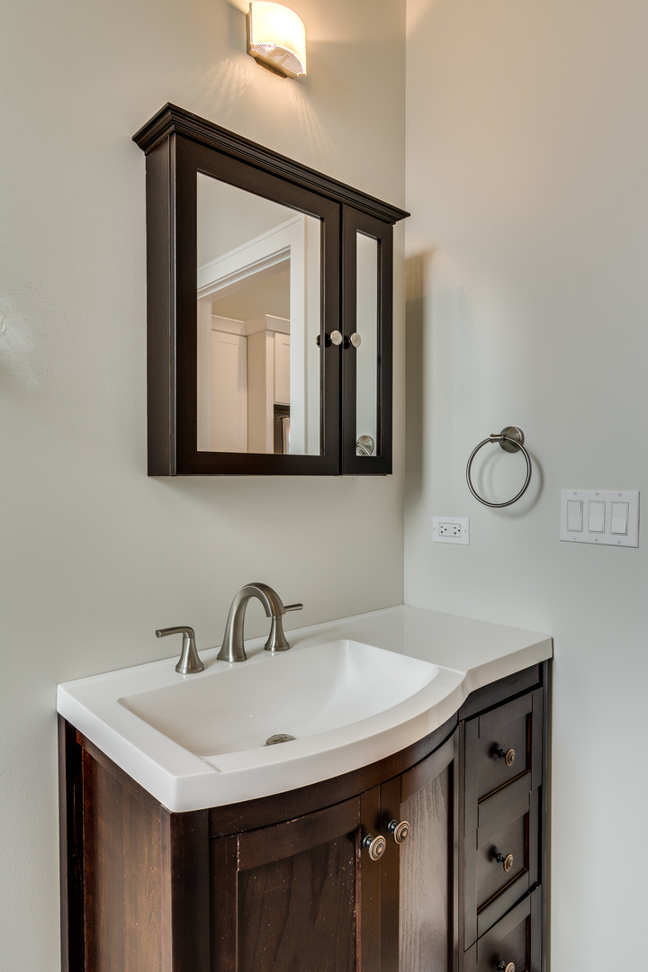 965 West 18th Street Chicago, IL 60608 - Photo 33 of 46 a bathroom with a sink and a mirror