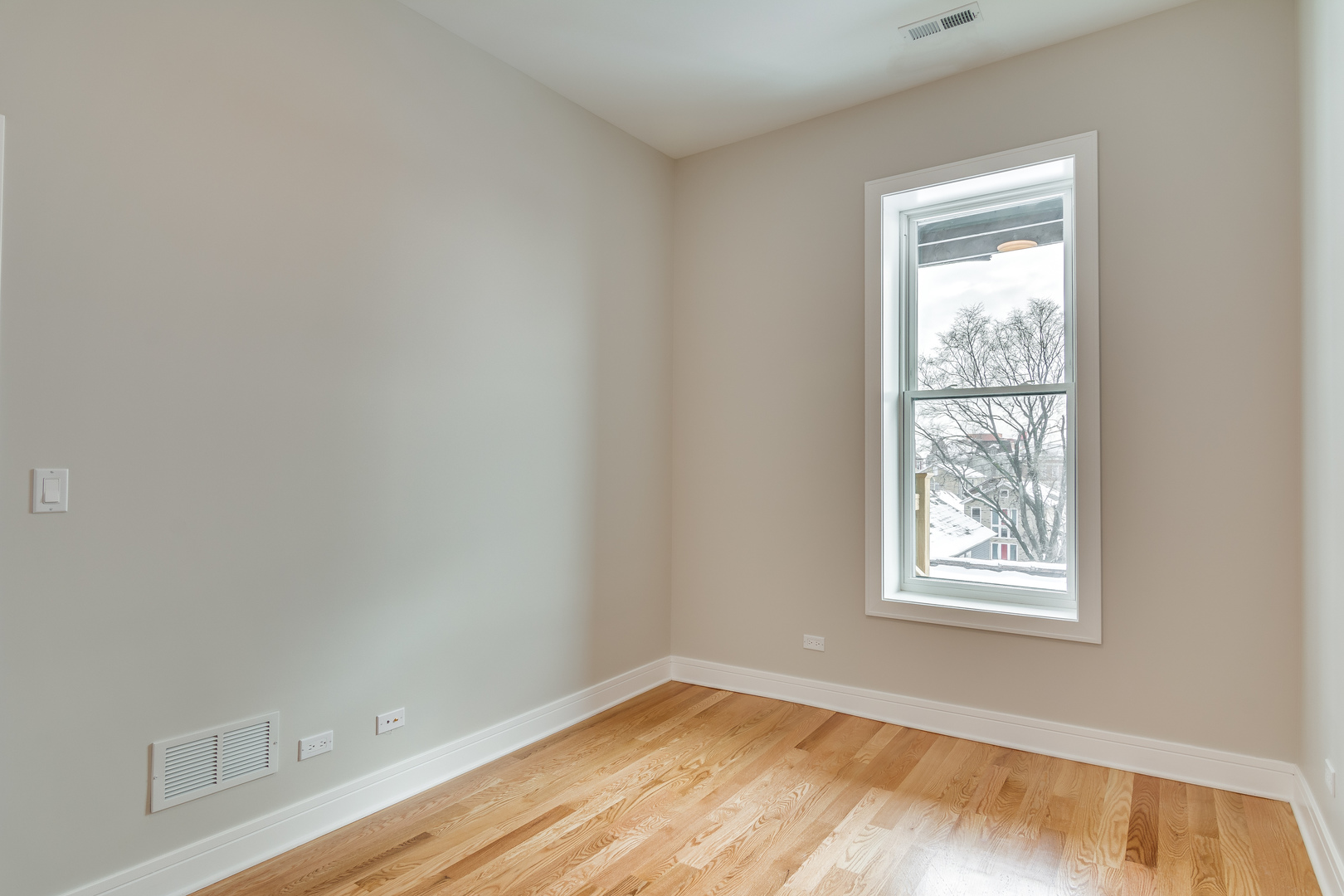 965 West 18th Street Chicago, IL 60608 - Photo 40 of 46 an empty room with a window