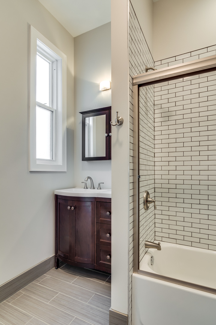 965 West 18th Street Chicago, IL 60608 - Photo 43 of 46 a bathroom with a bathtub and a sink