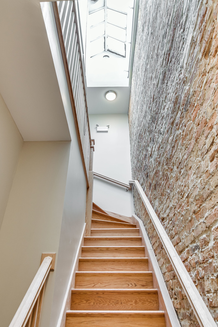 965 West 18th Street Chicago, IL 60608 - Photo 45 of 46 a view of entryway
