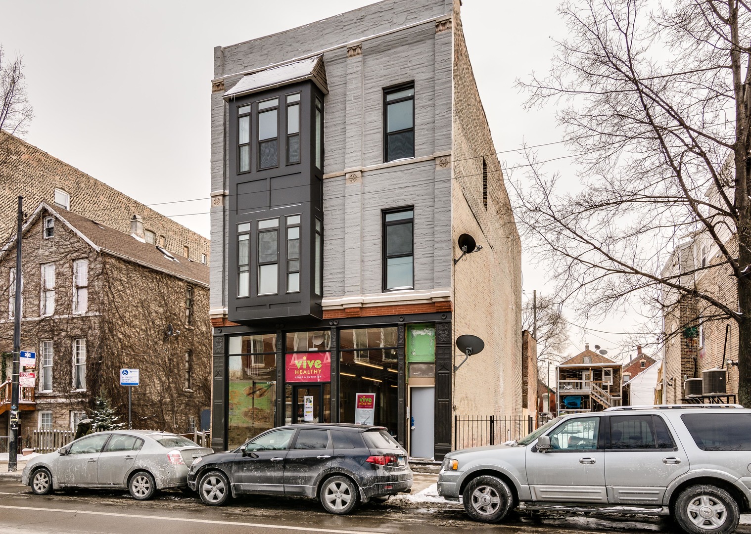 965 West 18th Street Chicago, IL 60608 - Photo 5 of 46 a car parked in front of a building