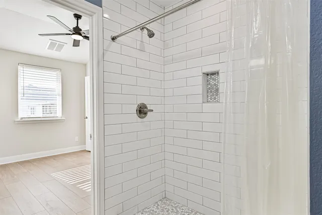 a view of a backyard