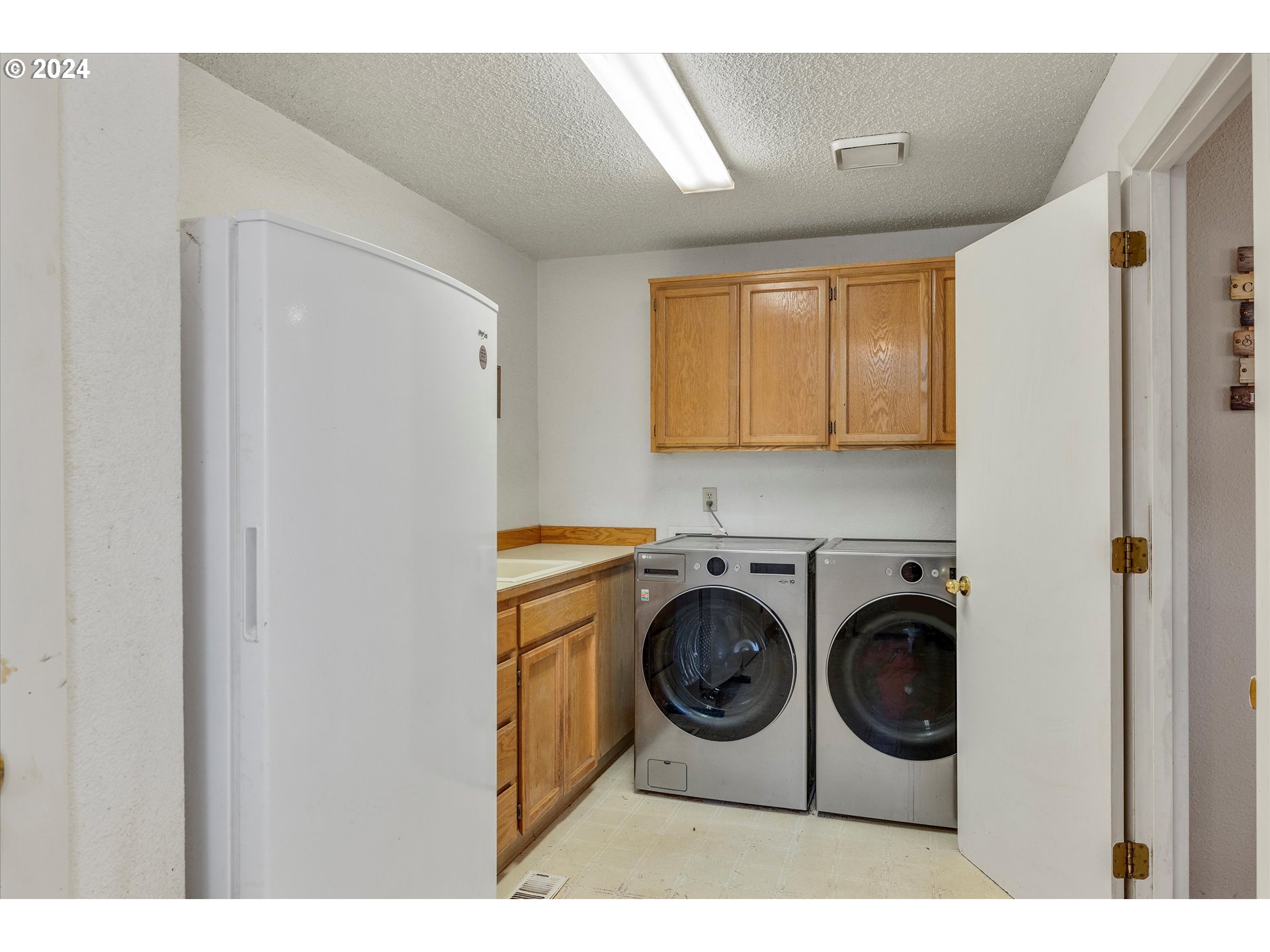 11690 South Union Hall Road Canby, OR 97013 - Photo 17 of 46 a utility room with dryer and washer