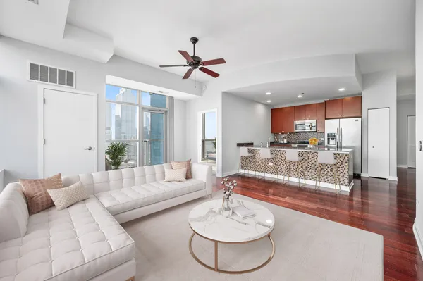 $4,000 | 303 West Ohio Street, Unit 3703, Chicago, IL 60654