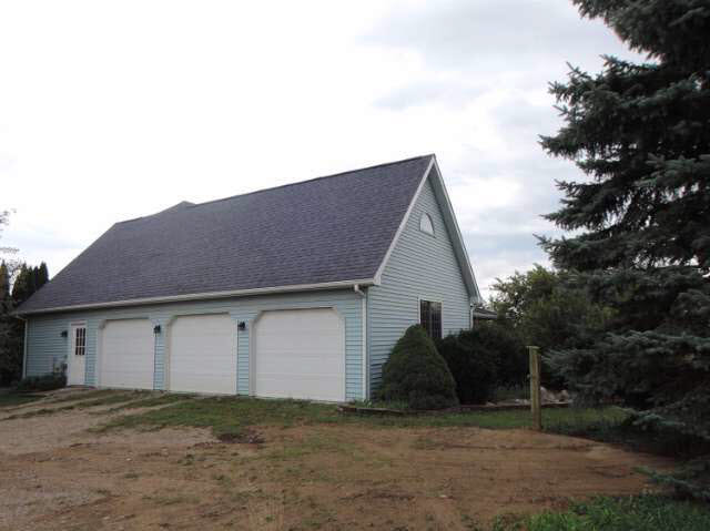 6256 Lahring Road Linden, MI 48451 - Photo 2 of 23 21216121-1.JPG