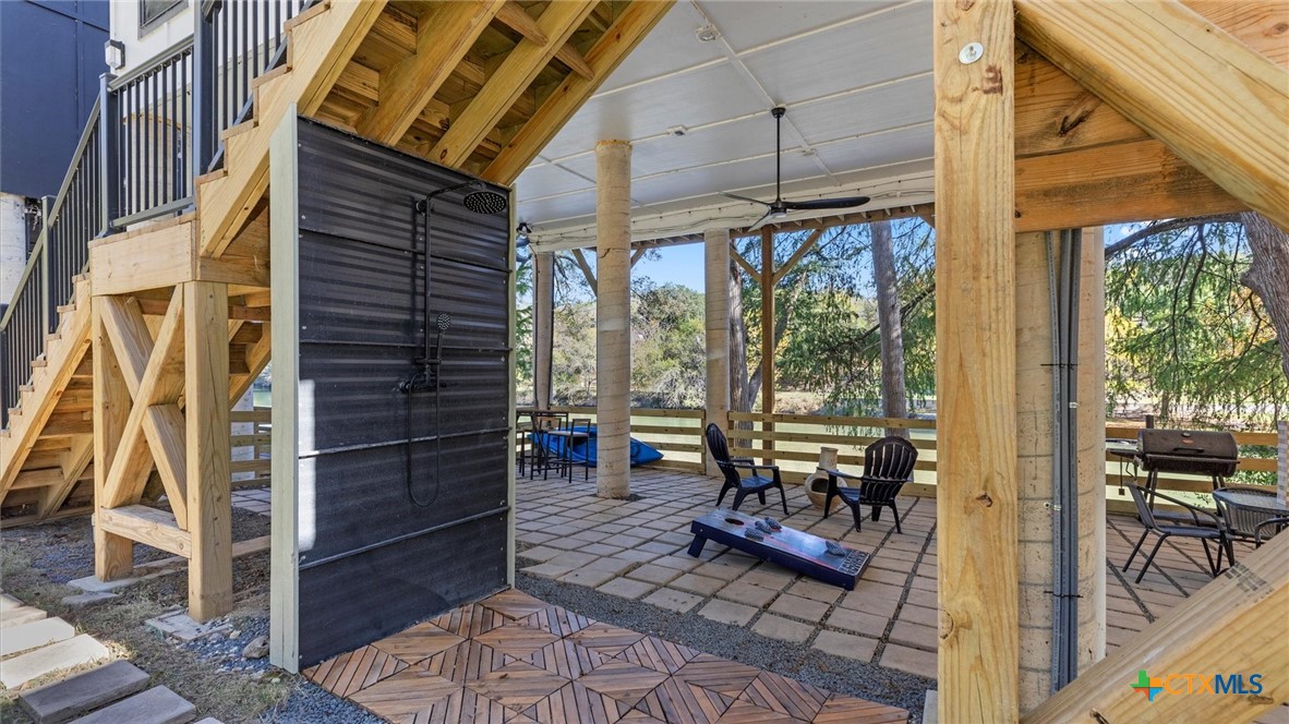 6786 River Road New Braunfels, TX 78132 - Photo 28 of 38 a view of balcony with wooden floor and a potted plant