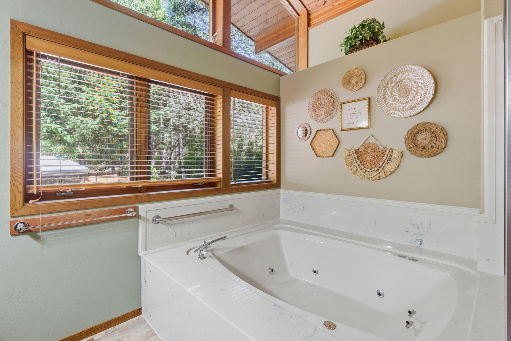 856 Greentree Loop Grants Pass, OR 97527 - Photo 27 of 62 a bathroom with a bathtub and a window