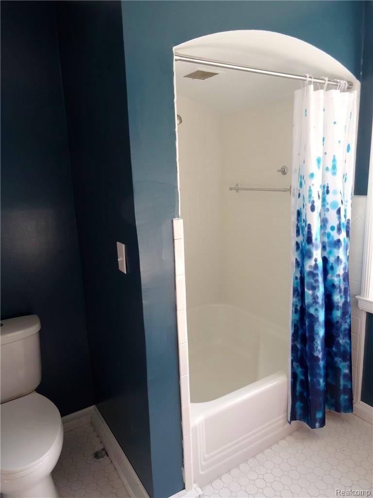 19800 Canterbury Road Detroit, MI 48221 - Photo 37 of 51 Master Shower 2.jpg