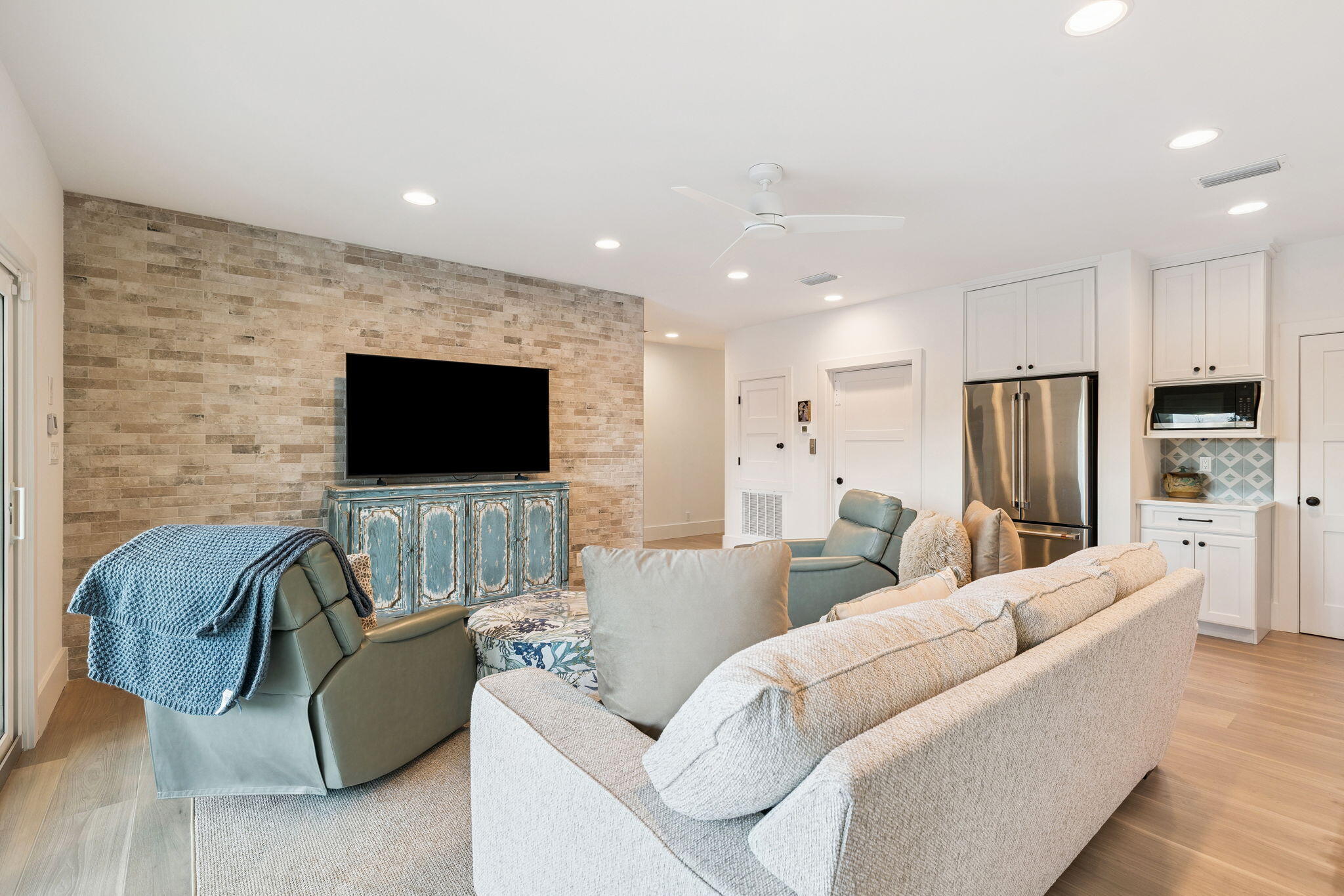 754 Harbor Boulevard Destin, FL 32541 - Photo 12 of 54 Guest living area