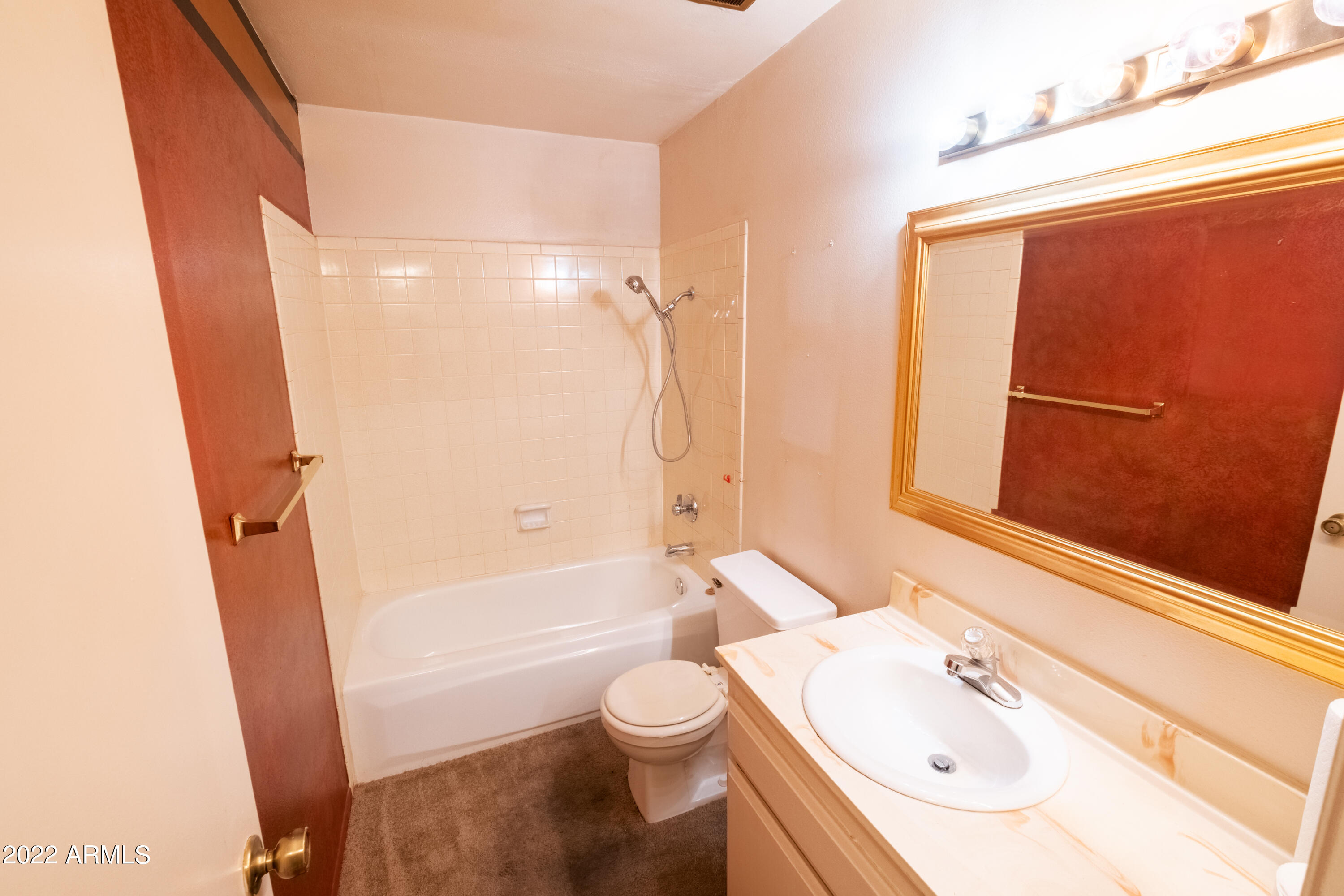 5525 East Thomas Road, Unit J2 Phoenix, AZ 85018 - Photo 12 of 21 Guest Bathroom