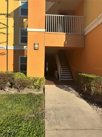 $1,950 | 5463 Vineland Road, Unit 5306, Orlando, FL 32811