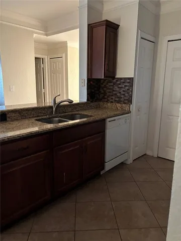 $1,950 | 5463 Vineland Road, Unit 5306, Orlando, FL 32811