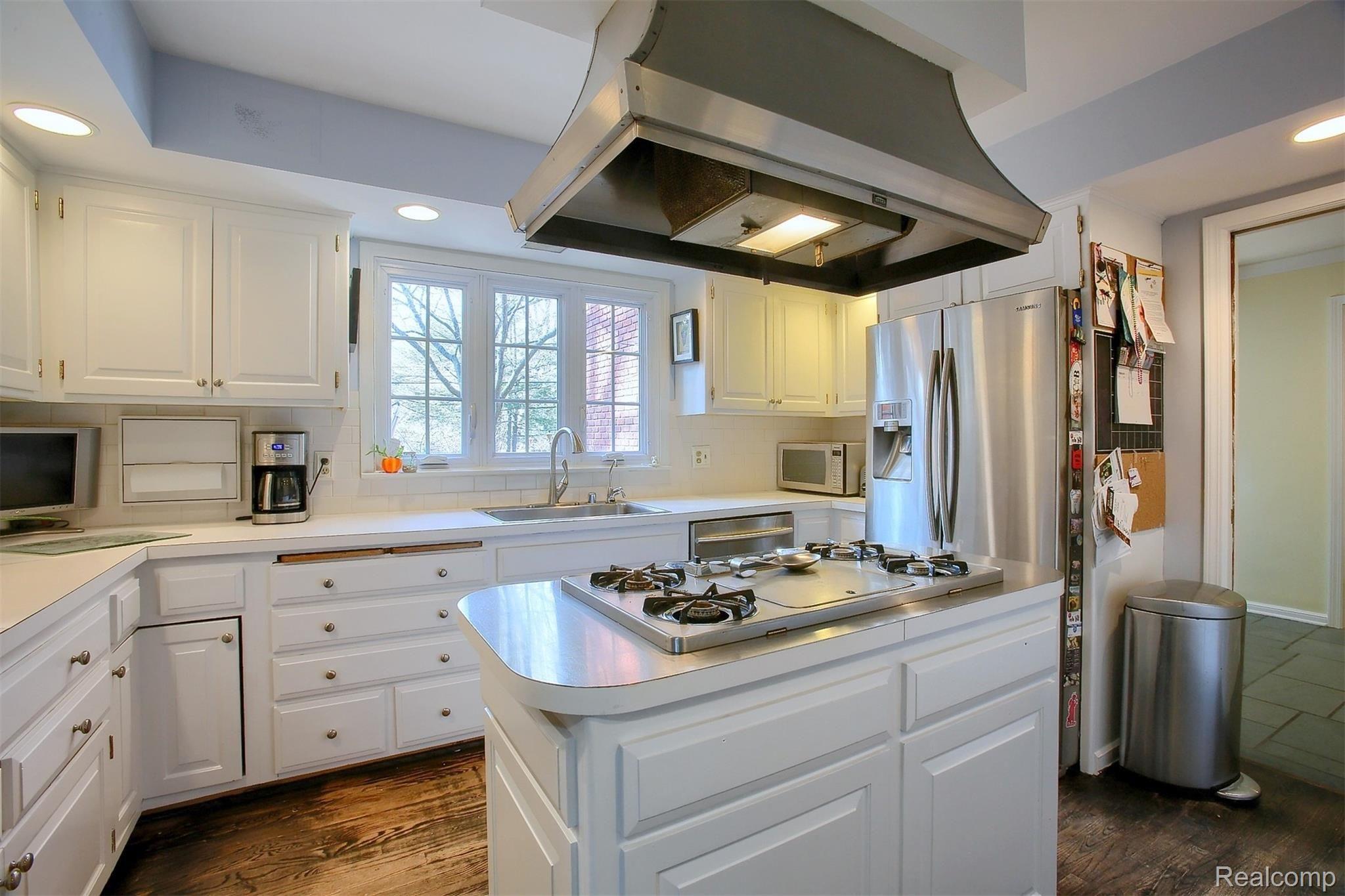 291 Touraine Road Grosse Pointe, MI 48236 - Photo 12 of 35 15-Kitchen.jpg