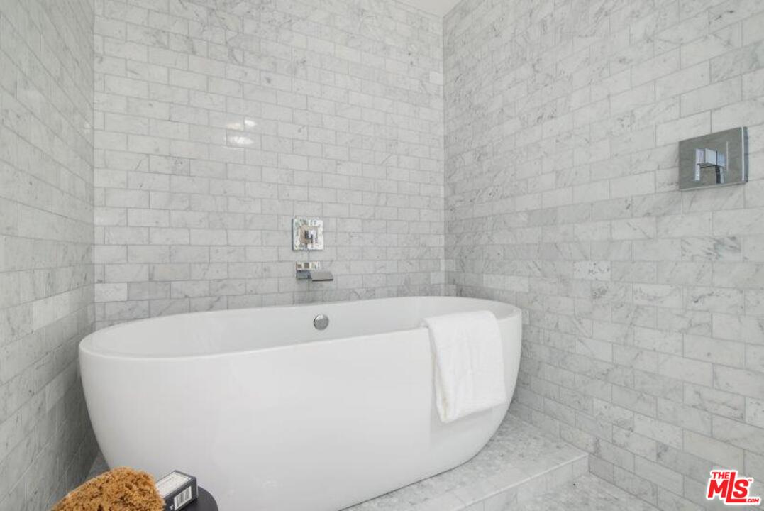665 South Rimpau Boulevard Los Angeles, CA 90005 - Photo 16 of 31