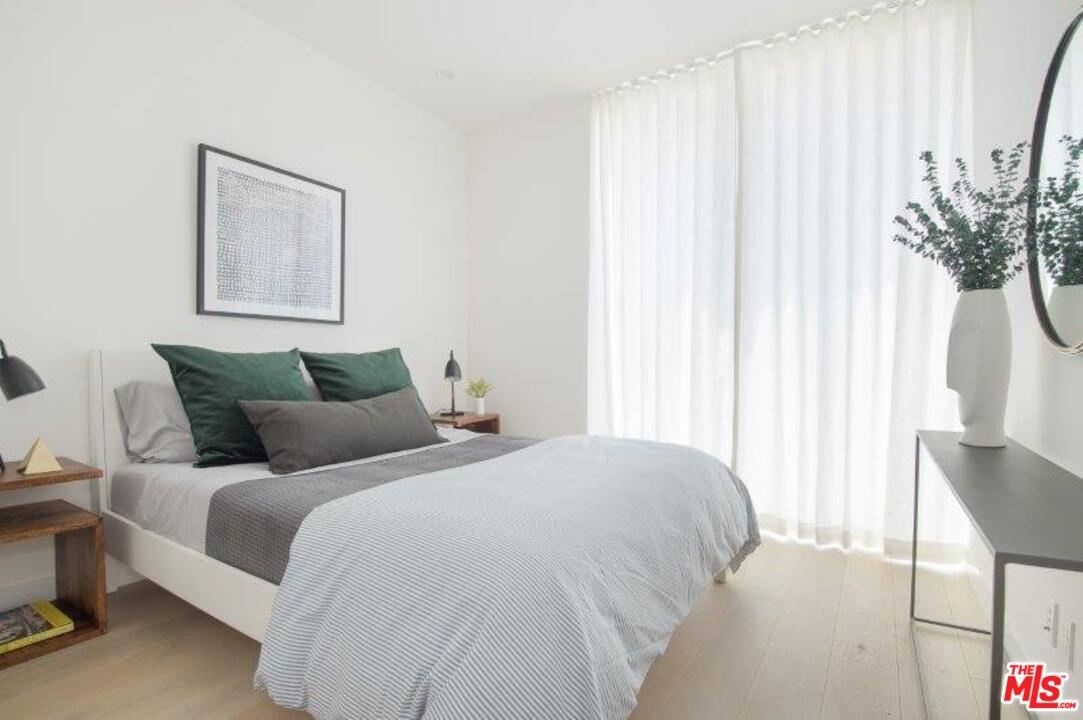 665 South Rimpau Boulevard Los Angeles, CA 90005 - Photo 17 of 31