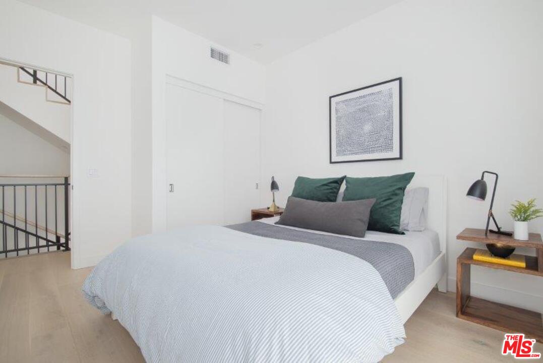 665 South Rimpau Boulevard Los Angeles, CA 90005 - Photo 18 of 31