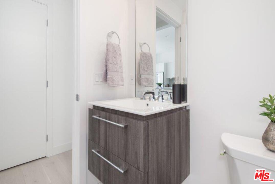 665 South Rimpau Boulevard Los Angeles, CA 90005 - Photo 25 of 31