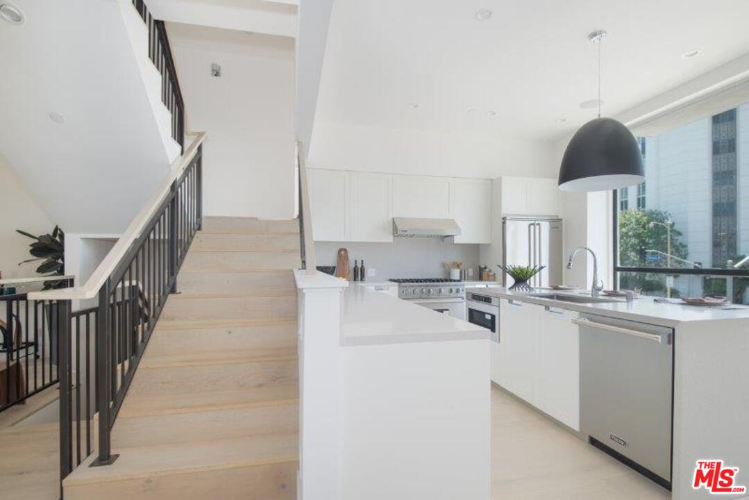 665 South Rimpau Boulevard Los Angeles, CA 90005 - Photo 9 of 31