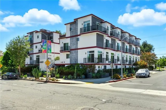 a view of a building along with street
