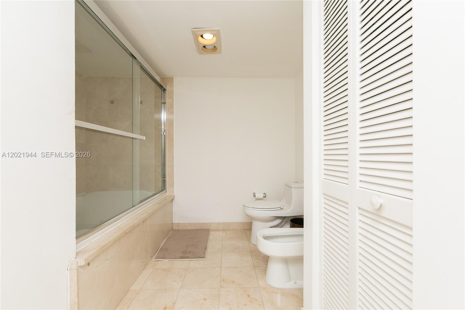 8855 Collins Avenue, Unit 6F Surfside, FL 33154 - Photo 18 of 26 Bidet and tub