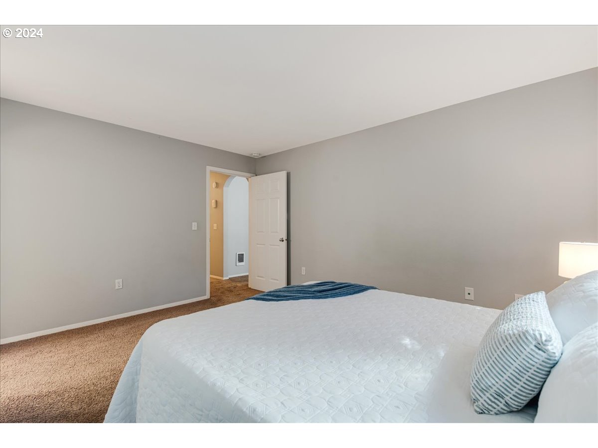5225 Jean Road, Unit 313 Lake Oswego, OR 97035 - Photo 14 of 32 a bedroom with a bed and a couch