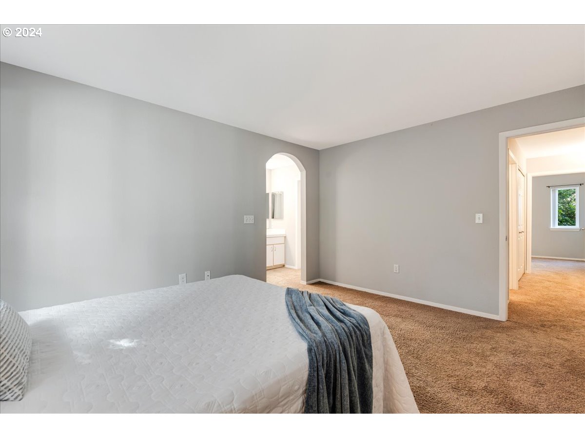 5225 Jean Road, Unit 313 Lake Oswego, OR 97035 - Photo 15 of 32 a bedroom with a bed and a window