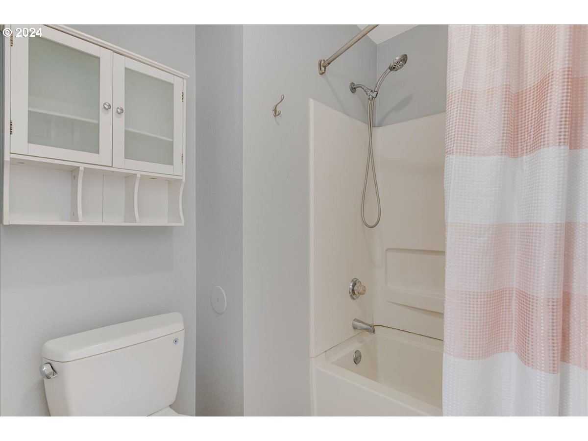 5225 Jean Road, Unit 313 Lake Oswego, OR 97035 - Photo 17 of 32 a bathroom with a shower