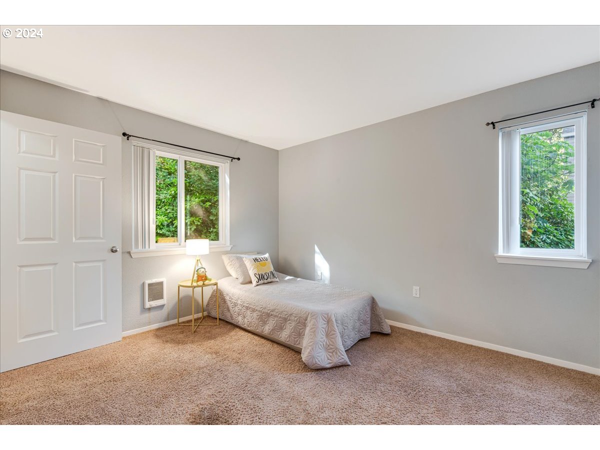 5225 Jean Road, Unit 313 Lake Oswego, OR 97035 - Photo 19 of 32 a bedroom with a bed and a window