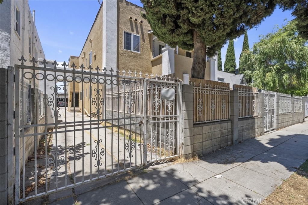 737 North Ridgewood Place Los Angeles, CA 90038 - Photo 14 of 21