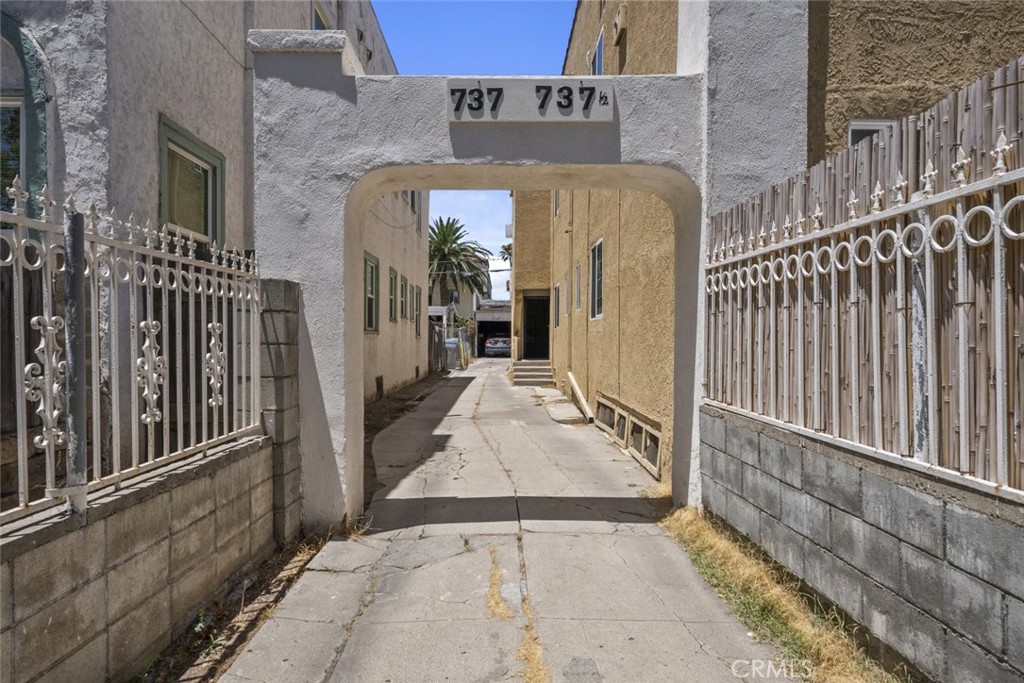 737 North Ridgewood Place Los Angeles, CA 90038 - Photo 15 of 21
