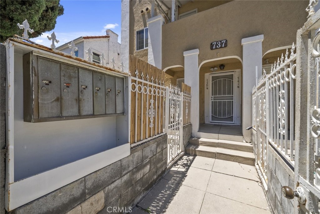 737 North Ridgewood Place Los Angeles, CA 90038 - Photo 19 of 21
