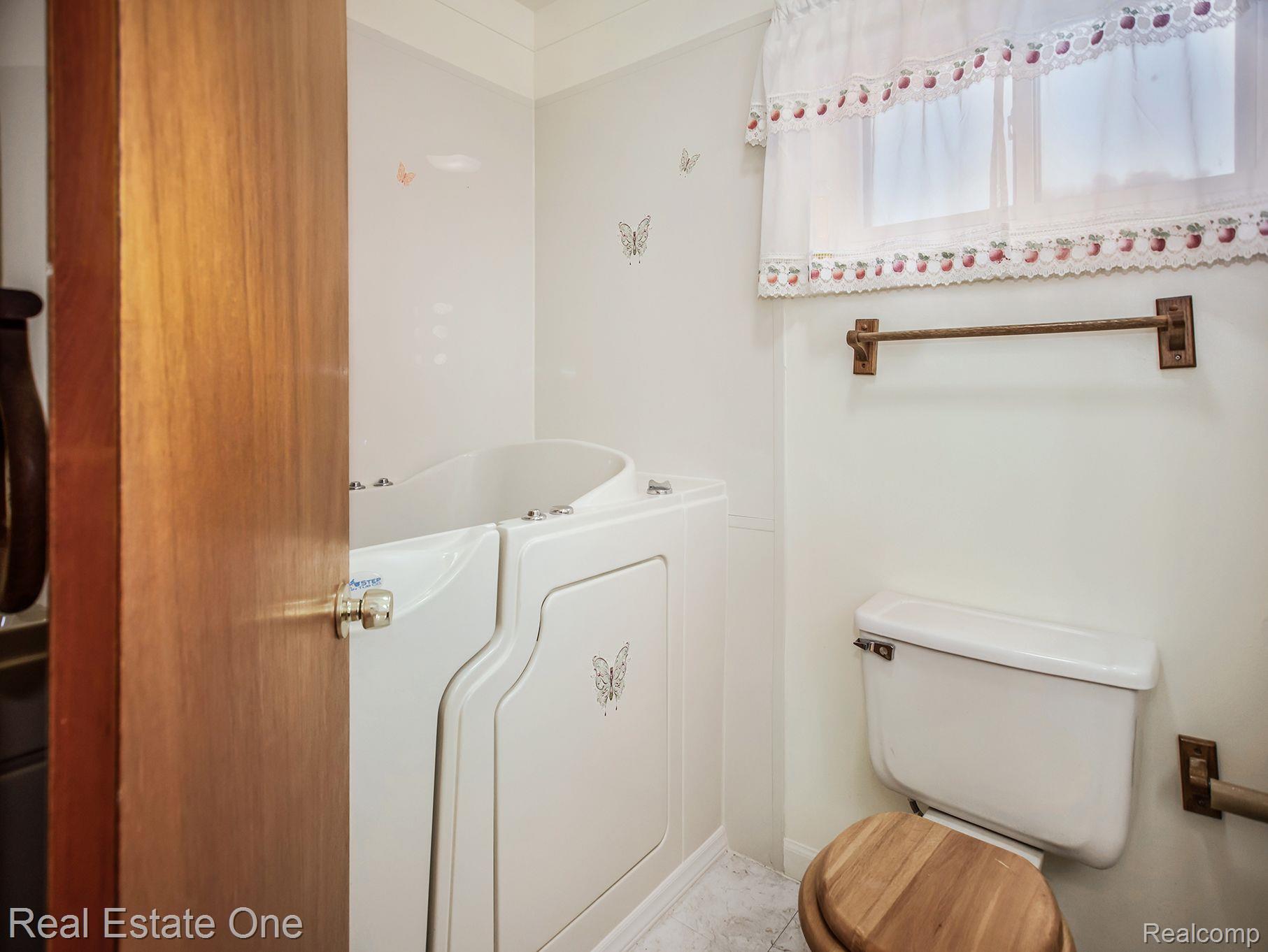 3364 Chalice Road Lake Orion, MI 48359 - Photo 13 of 31 Newer walk-in Bathtub