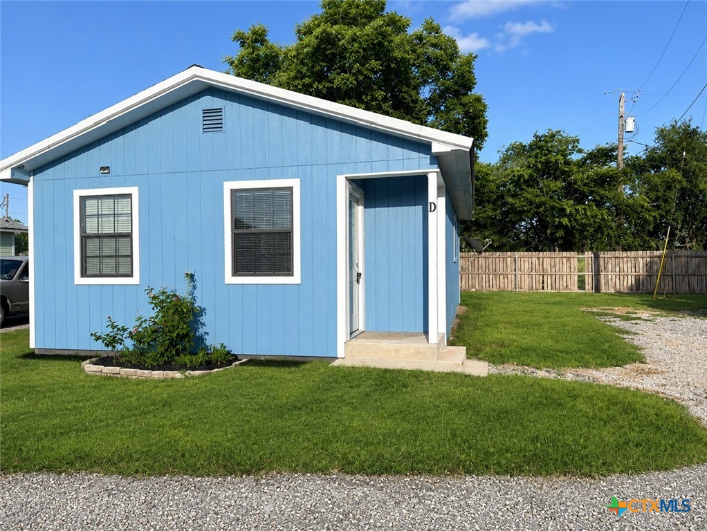 661 West Austin Street, Unit D Luling, TX 78648 - Photo 1 of 7