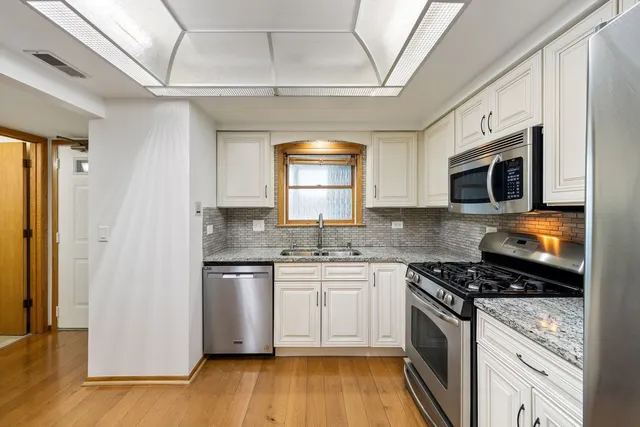 $2,950 | 815 Pearson Street, Unit 10, Des Plaines, IL 60016