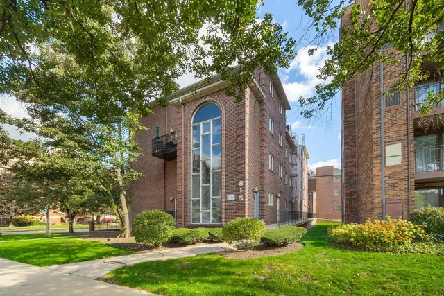 $2,950 | 815 Pearson Street, Unit 10, Des Plaines, IL 60016